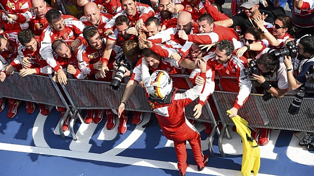 Vettel saluda a sus mecnicos tras la victoria. / RV RACING PRESS