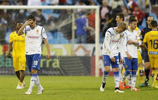 Los jugadores zaragocistas se lamentan tras el gol del Alcorcn. / Toni Galn