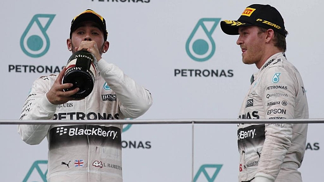 Lewis Hamilton y Nico Rosberg, en el podio del GP de Malasia / RV RACING PRESS