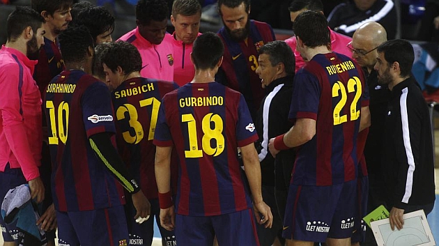 Los jugadores del Barcelona escuchan las instrucciones de Xavi Pascual. / FRANCESC ADELANTADO (MARCA)