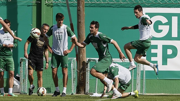 Los jugadores del Elche durante el entrenamiento. Foto: Manuel Lorenzo
