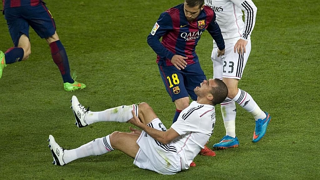 Pepe, dolindose ante Jordi Alba en el Clsico. Foto: Paco Largo