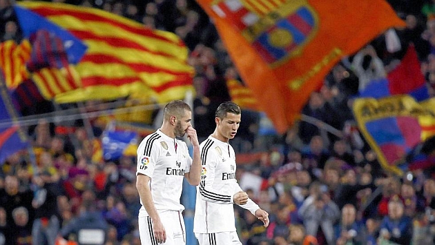 Ronaldo charla con Benzema en el csped del Camp Nou. Foto: RTRPIX