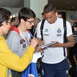 Danilo, recibido como una estrella a su llegada a Funchal