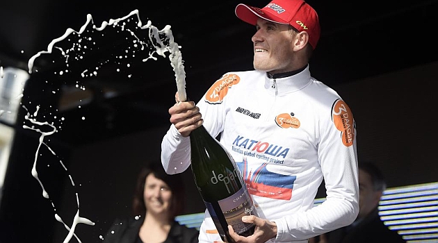 Kristoff celebra en el podio su triunfo final. AFP