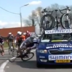 Un coche neutro tira a dos ciclistas durante el Tour de Flandes