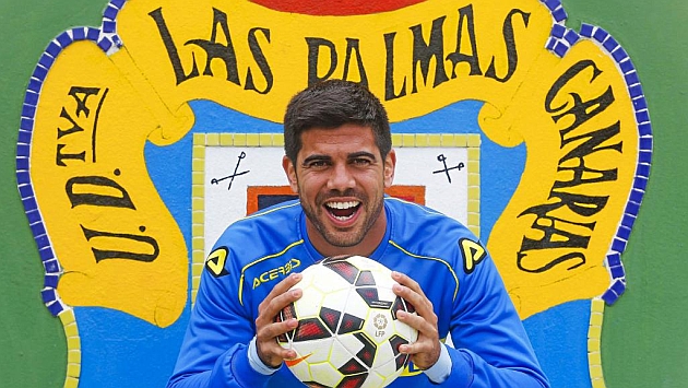 Aythami posa para Marca delante del escudo de Las Palmas / Gerardo Ojeda