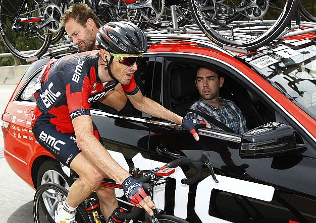 Samuel recibe atencin de su coche en la etapa de Arrate. / RAFA CMEZ / Ciclismo a Fondo