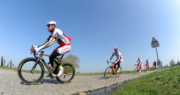 Alexander Kristoff, entrenndose en el pavs de la Pars-Roubaix. / Afp