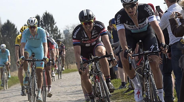 Degenkolb, en el centro de la imagen, durante la Pars-Roubaix. AFP