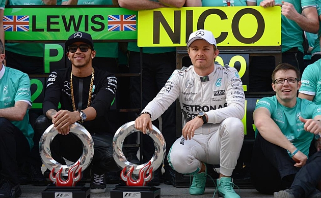 Un sonriente Hamilton y un serio Rosberg posan con sus trofeos de China / RV RACING RPESS