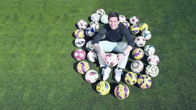 Leo Messi con los balones de sus 'hat tricks' / FOTO: FCBarcelona