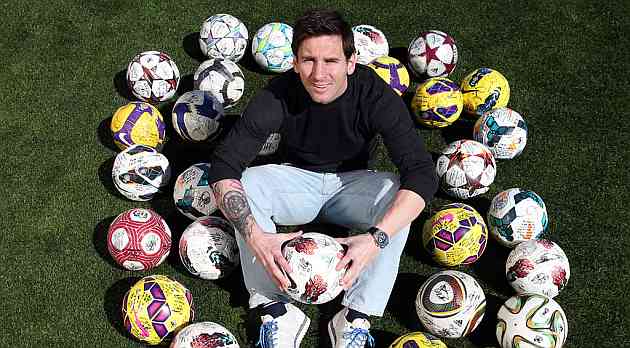 Leo Messi posa con los balones de sus hat tricks | F.C. BARCELONA