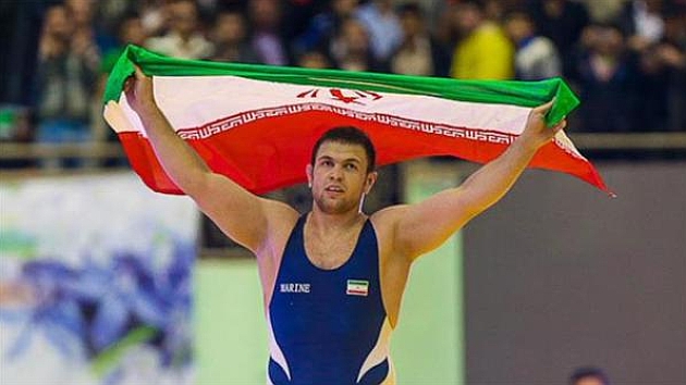 Komeil Qasemi posa con la bandera iran. Foto: Twitter de Hispan TV