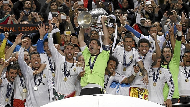 Casillas alza la Champions del ao pasado en Lisboa. Foto: Pablo Garca