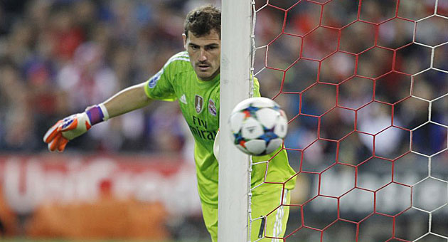 Iker Casillas despeja un baln durante el partido / ngel Rivero
