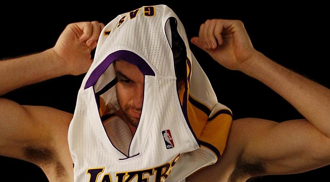 Pau Gasol posando para Rafa Casal como jugador de los Lakers