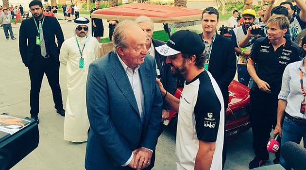 Don Juan Carlos, hablando con Fernando Alonso.