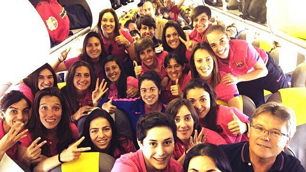 Las jugadoras del Barcelona posan en el avin tras aterrizar en Oviedo.