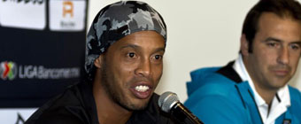 Ronaldinho no piensa en retirarse: Espero jugar muchos aos ms