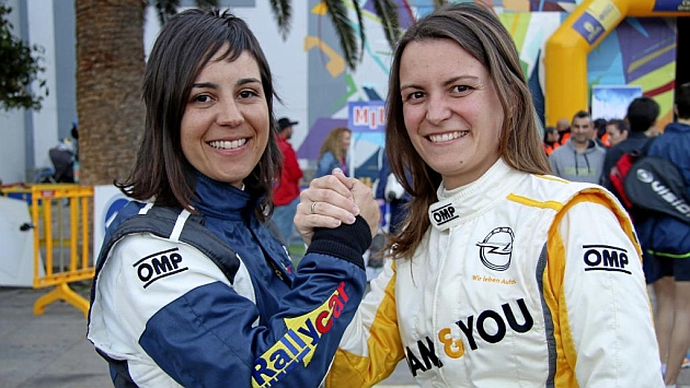 Amlia Vinyes (32) y ngela Vilario (29), en el parque cerrado del Rally Islas Canarias. / NACHO VILLARN