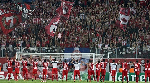 Los jugadores de Olympiacos celebran una victoria con su aficin. Foto: Twitter del club