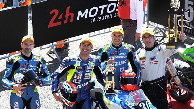 El equipo Suzuki, con su trofeo en las 24 Horas de Le Mans. Foto: AFP