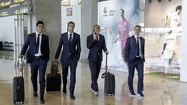 Ral Jimnez, Godn, Torres y Griezmann pasan por delante de la tienda del Real Madrid en el aeropuerto de Barajas. Foto: Chema Rey