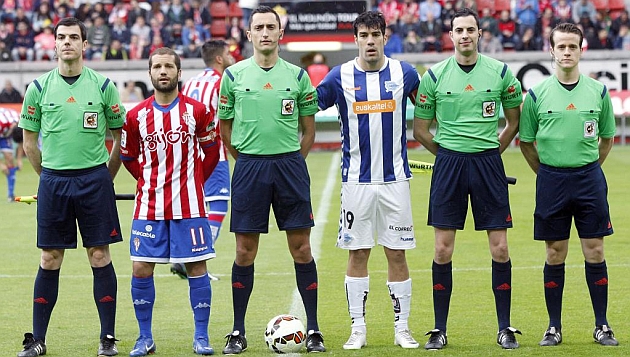 El cuarteto arbitral y los capitanes del Sporting y el Alavs / Foto: Tuero Arias (MARCA)