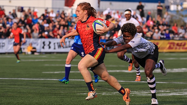 Brbara Pla se escapa de una jugadora de Fiji en el partido del sbado / Foto World Rugby