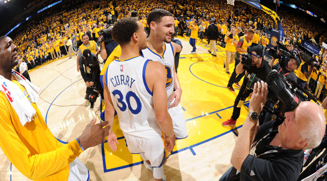Curry y Thompson, los reyes de la NBA, sobreviven al golpe de Estado de 'La Ceja'