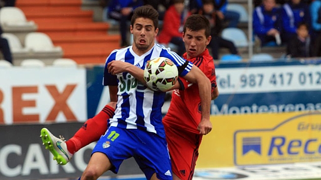 Sobrino disputa un baln en el partido que disputado entre la SD Ponferradina y el Osasuna / Ana F. Barredo (MARCA)