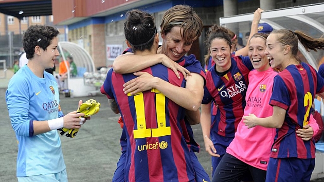 Las jugadoras del Barcelona se abrazan tras ganar la Liga en Oviedo / Javier Garca