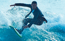 Surfeando con traje y corbata (de neopreno)