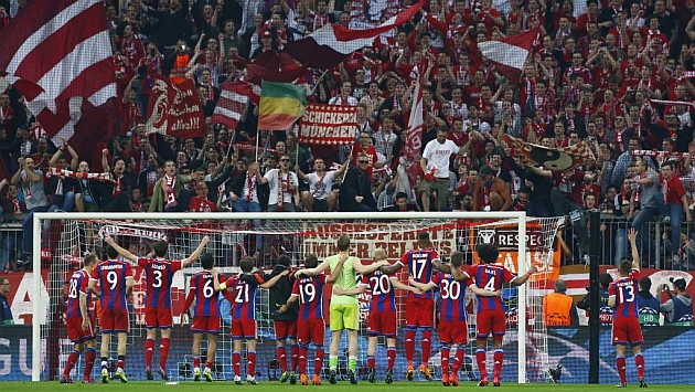 Los jugadores del Bayern celebran con su aficin el pase a semifinales. Foto: Reuters