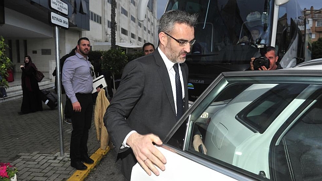 Eduardo Maci, saliendo de un hotel en Sevilla | Foto: Kiko Hurtado