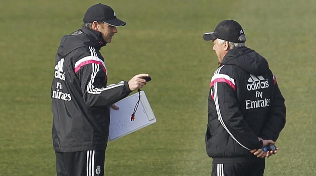 Paul Clement y Carlo Ancelotti conversan durante un entrenamiento del Madrid / ngel Rivero (MARCA)