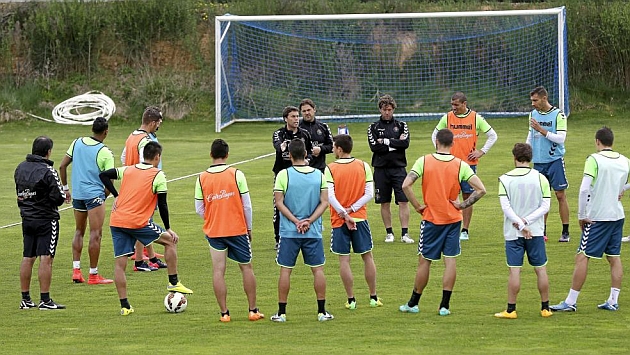 Rubi se dirige a sus jugadores antes de un reciente entrenamiento / Csar Minguela (Marca)