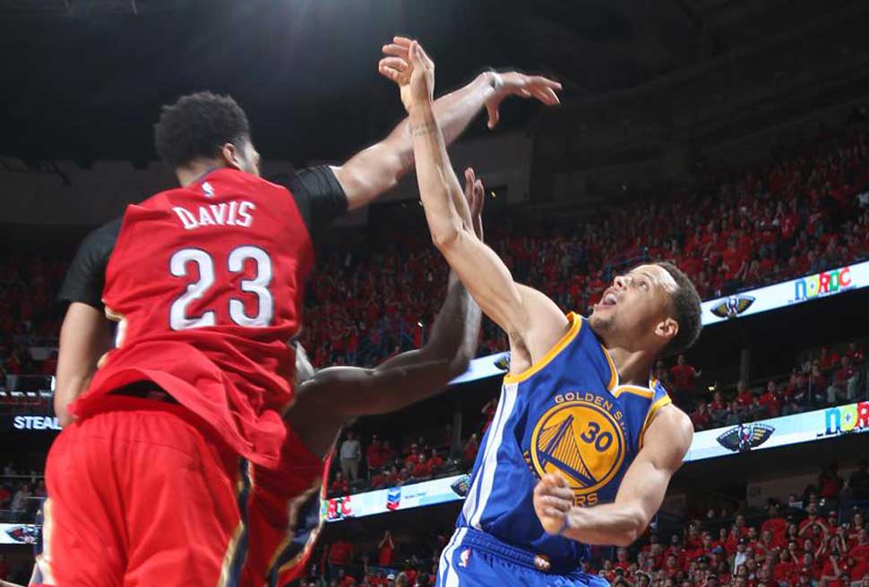 La NBA admite que hubo falta en el triplazo de Curry: Pudo ser triplazo y canastn ganador!