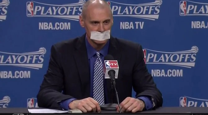 La ley mordaza llega a la NBA: el tcnico de los Mavs se tapa la boca para no ser sancionado