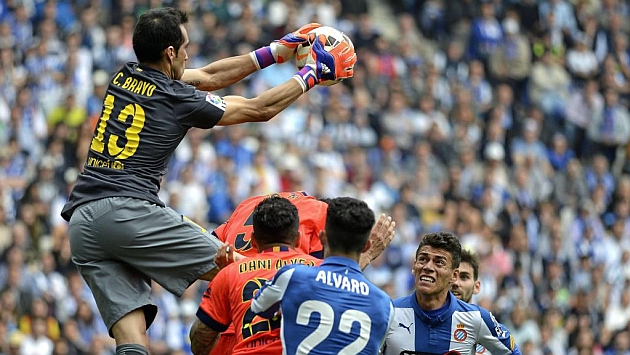 Claudio Bravo atrapa un baln en el partido ante el Espanyol. Foto: Adrin Quiroga
