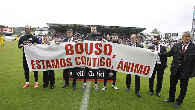 Setin y miembros del cuerpo tcnico con la pancarta a favor del presidente / Pedro Agrelo (Marca)