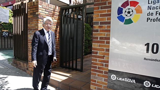 Enrique Cerezo, en la pierta de la sede de la LFP. Foto: Apo Caballero