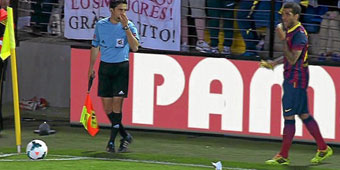 El gesto de Alves en El Madrigal / VDEO: MEDIAPRO