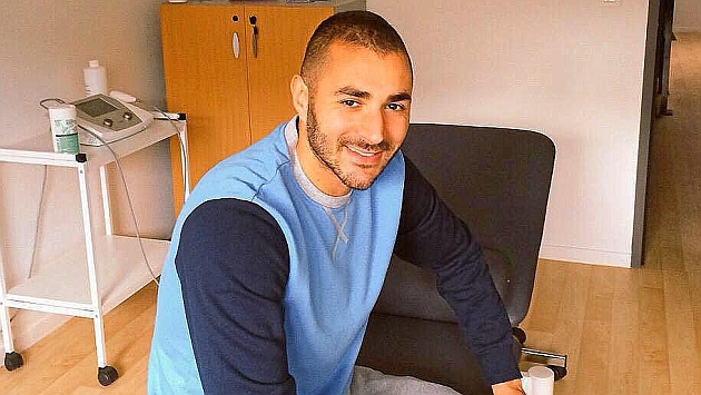 Karim Benzema, en una clnica de rehabilitacin. Foto: Twitter del futbolista