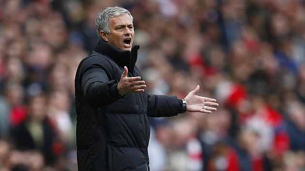 Mourinho grita durante el partido entre el Arsenal y el Chelsea. Foto: Reuters