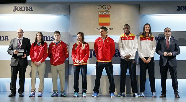 Varios deportistas espaoles posan con la equipacin, junto a Alejandro Blanco y Fructuoso Lpez