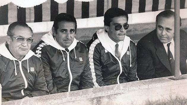 Joaqun Vzquez, a la derecha, en el banquillo del Betis. REAL BETIS