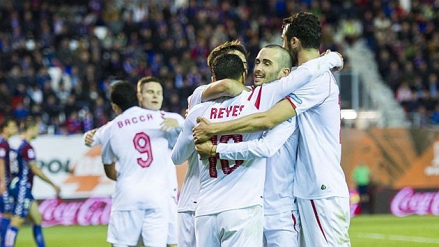 Los jugadores del Sevilla celebran uno de los goles al Eibar. J.M.SERRANO ARCE