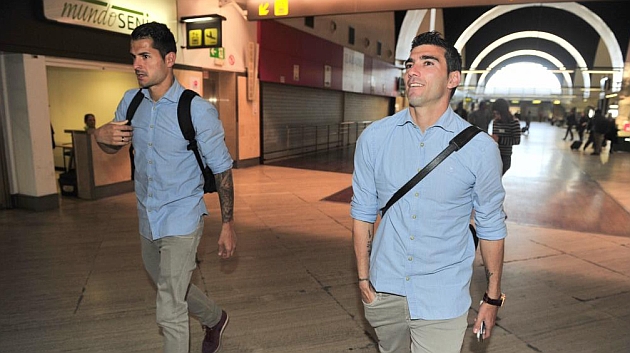 Vitolo y Reyes, en el aeropuerto de Sevilla. KIKO HURTADO